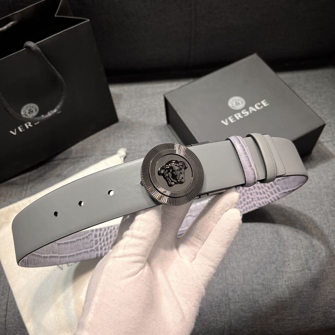   范思哲  宽4.0cm 新款 皮革腰带，饰有立体La Medusa双面搭扣。皮带一面为光滑质地，另一