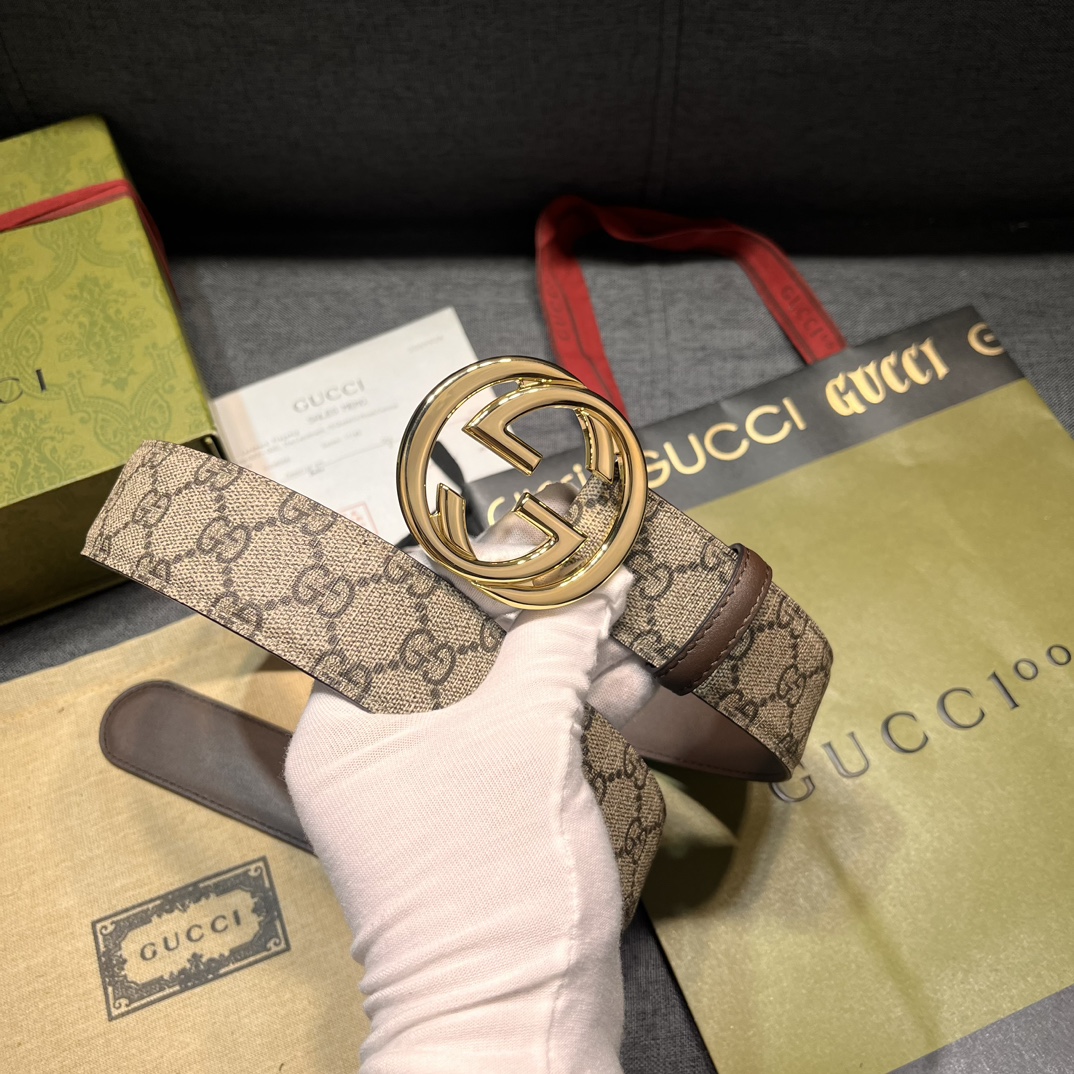 古奇 新款 GG Supreme帆布是品牌的一款代表性面料 其灵感源自30年代的典藏设计互扣式双G搭扣 4厘米