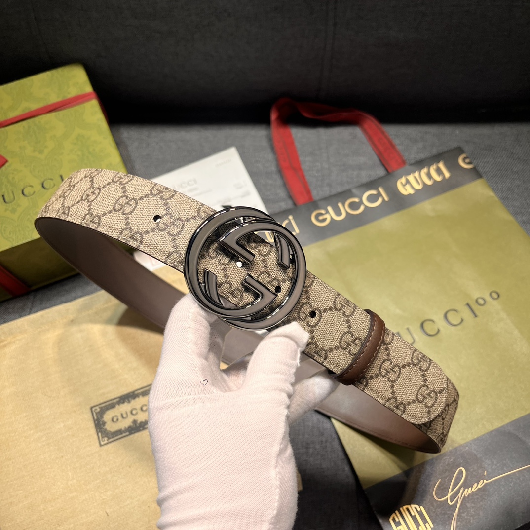 古奇 新款 GG Supreme帆布是品牌的一款代表性面料 其灵感源自30年代的典藏设计互扣式双G搭扣 4厘米