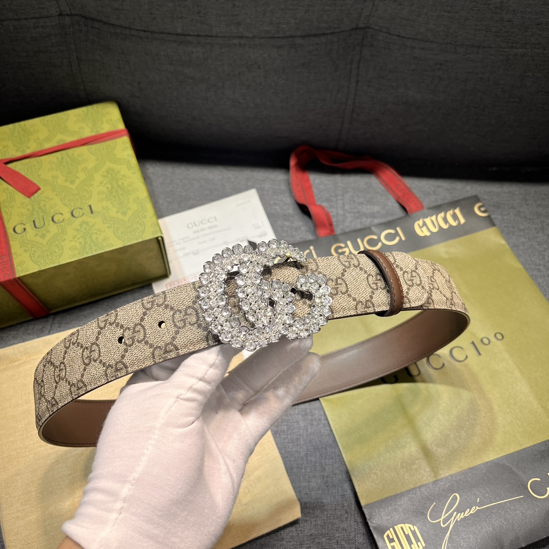 古奇 新款 GG Supreme帆布是品牌的一款代表性面料 米色和乌木色GG Supreme帆布 棕色皮革滚边 钯金色调配件 互扣式双G搭扣 4厘米宽
