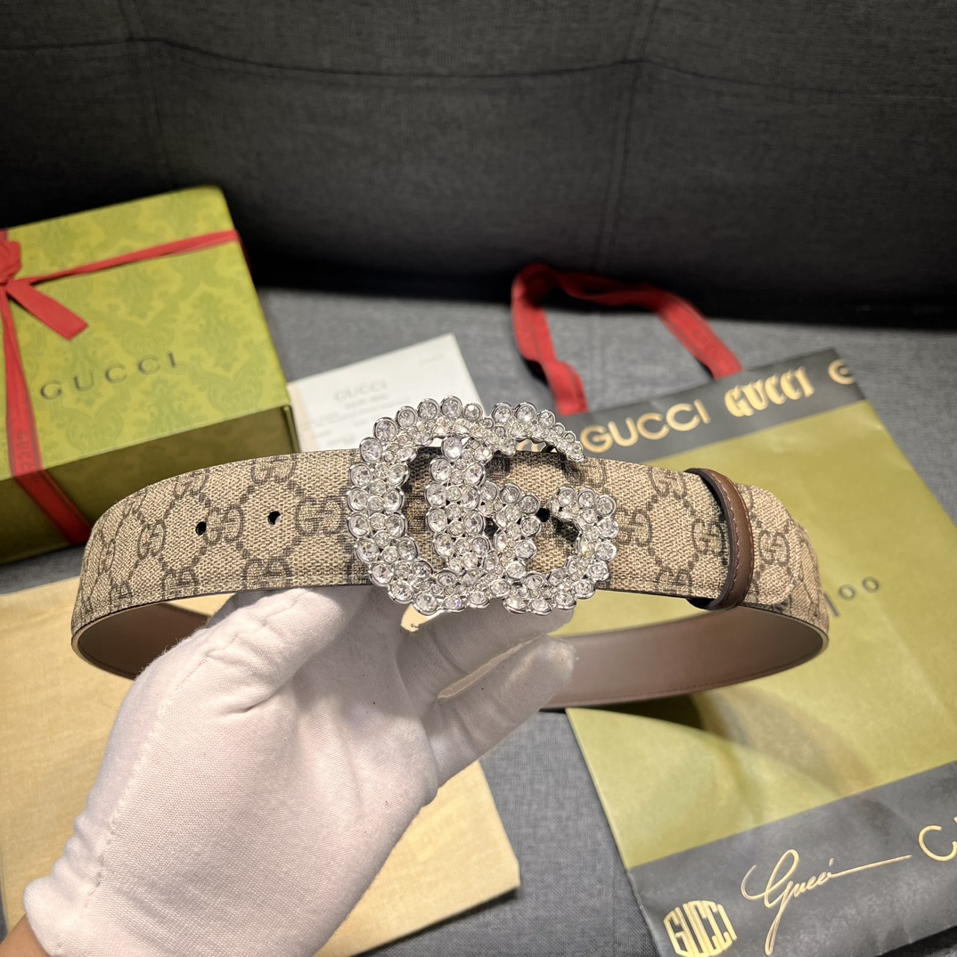 古奇 新款 GG Supreme帆布是品牌的一款代表性面料 米色和乌木色GG Supreme帆布 棕色皮革滚边 钯金色调配件 互扣式双G搭扣 4厘米宽