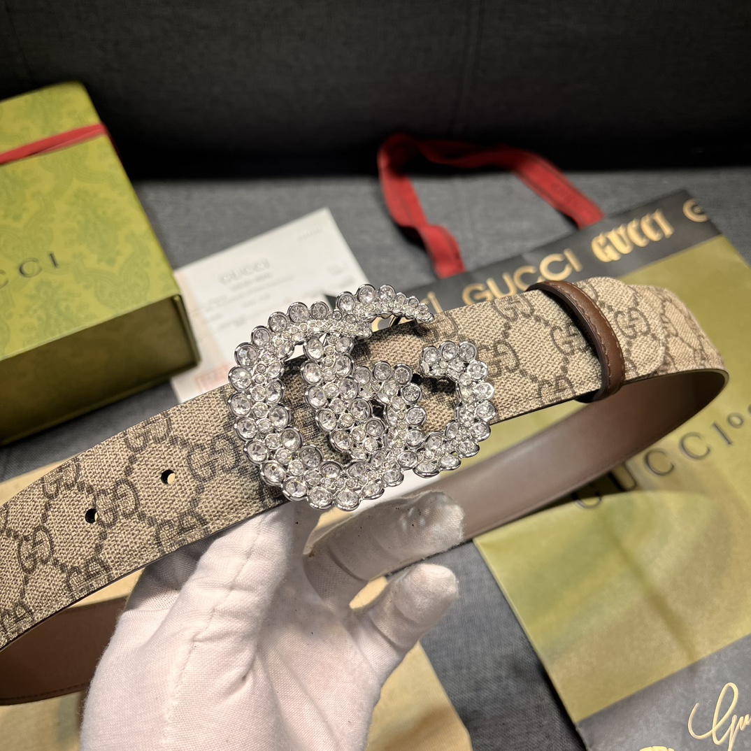 古奇 新款 GG Supreme帆布是品牌的一款代表性面料 米色和乌木色GG Supreme帆布 棕色皮革滚边 钯金色调配件 互扣式双G搭扣 4厘米宽
