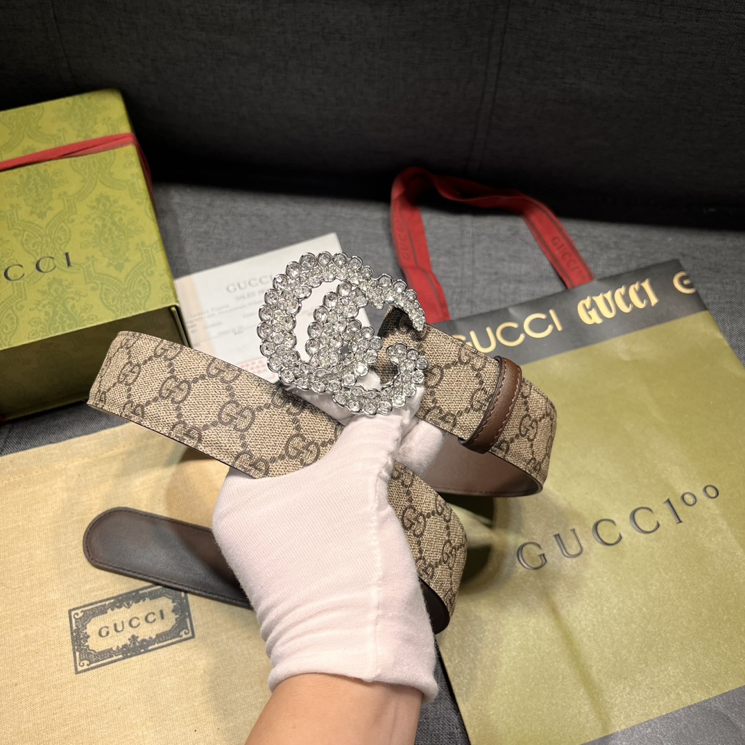 古奇 新款 GG Supreme帆布是品牌的一款代表性面料 米色和乌木色GG Supreme帆布 棕色皮革滚边 钯金色调配件 互扣式双G搭扣 4厘米宽