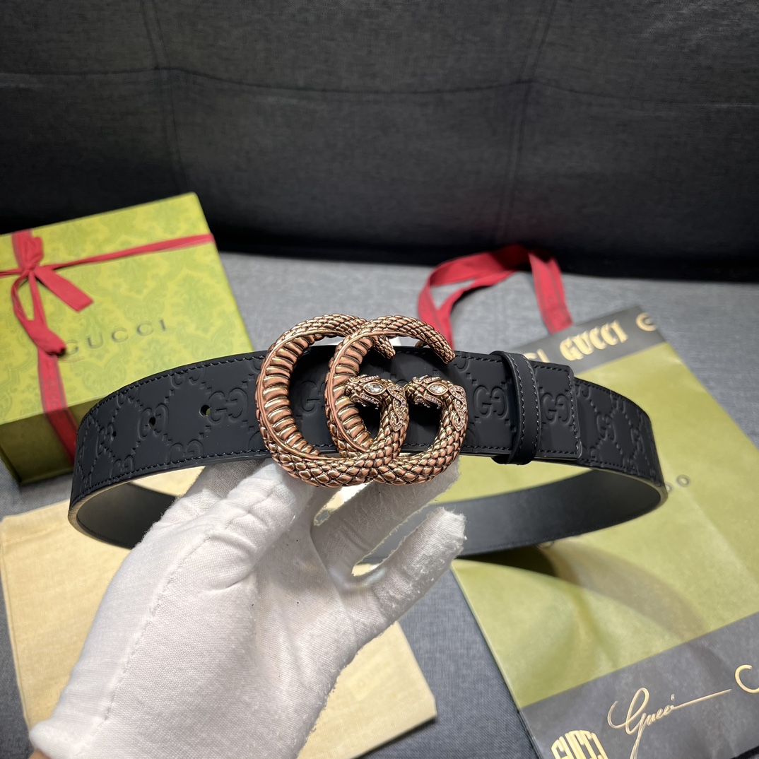     古奇 宽4.0cm 新款 各式百搭单品继续为Gucci 2024早春系列添姿加彩。这款黑色腰带以