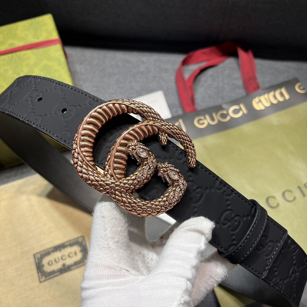     古奇 宽4.0cm 新款 各式百搭单品继续为Gucci 2024早春系列添姿加彩。这款黑色腰带以
