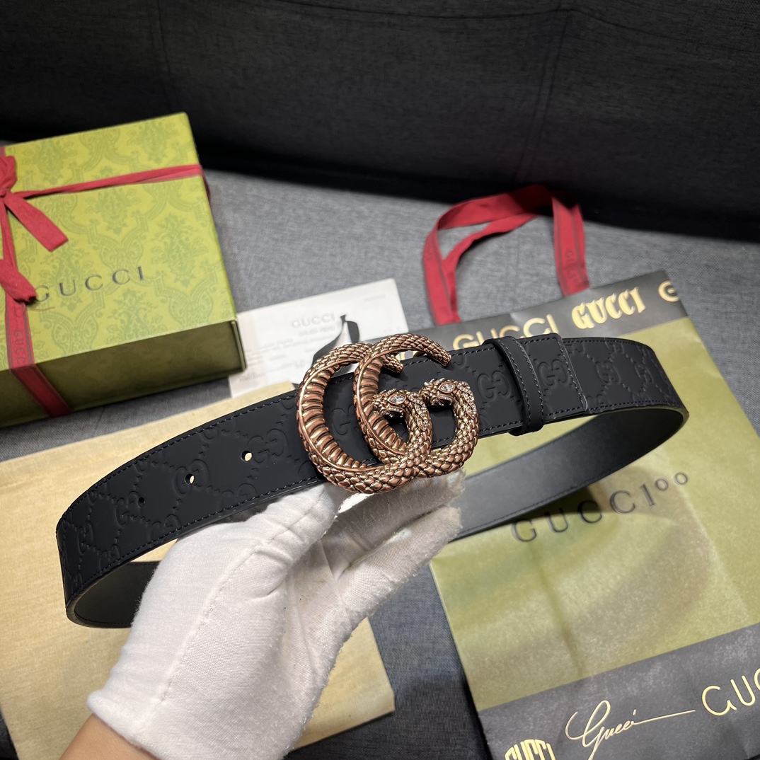     古奇 宽4.0cm 新款 各式百搭单品继续为Gucci 2024早春系列添姿加彩。这款黑色腰带以