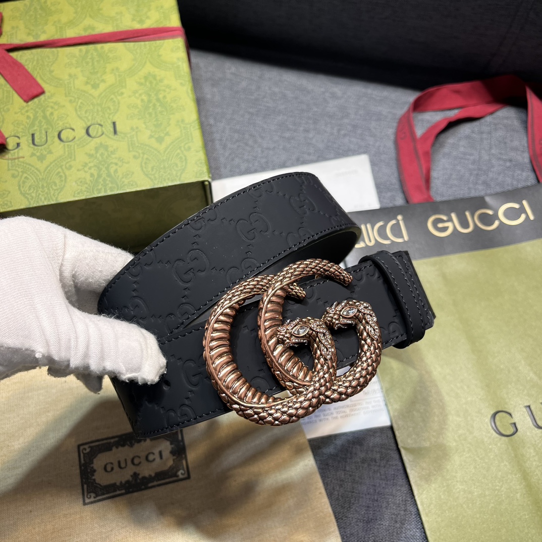     古奇 宽4.0cm 新款 各式百搭单品继续为Gucci 2024早春系列添姿加彩。这款黑色腰带以