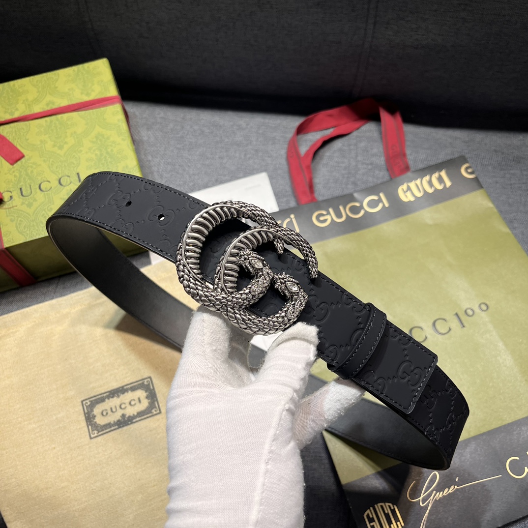     古奇 宽4.0cm 新款 各式百搭单品继续为Gucci 2024早春系列添姿加彩。这款黑色腰带以