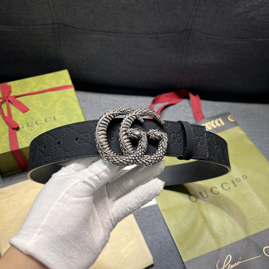     古奇 宽4.0cm 新款 各式百搭单品继续为Gucci 2024早春系列添姿加彩。这款黑色腰带以