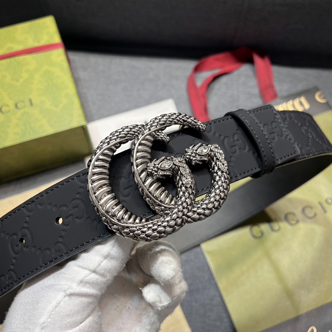     古奇 宽4.0cm 新款 各式百搭单品继续为Gucci 2024早春系列添姿加彩。这款黑色腰带以