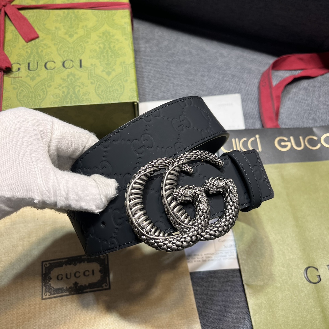     古奇 宽4.0cm 新款 各式百搭单品继续为Gucci 2024早春系列添姿加彩。这款黑色腰带以