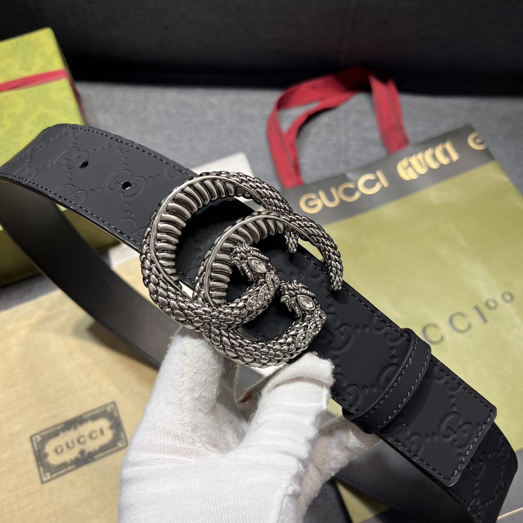     古奇 宽4.0cm 新款 各式百搭单品继续为Gucci 2024早春系列添姿加彩。这款黑色腰带以