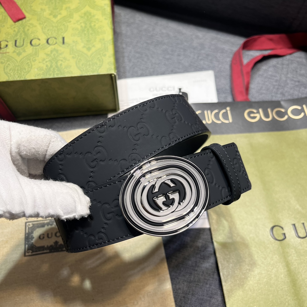   古奇 宽4.0cm 新款 各式百搭单品继续为Gucci 2024早春系列添姿加彩。这款黑色腰带以GG