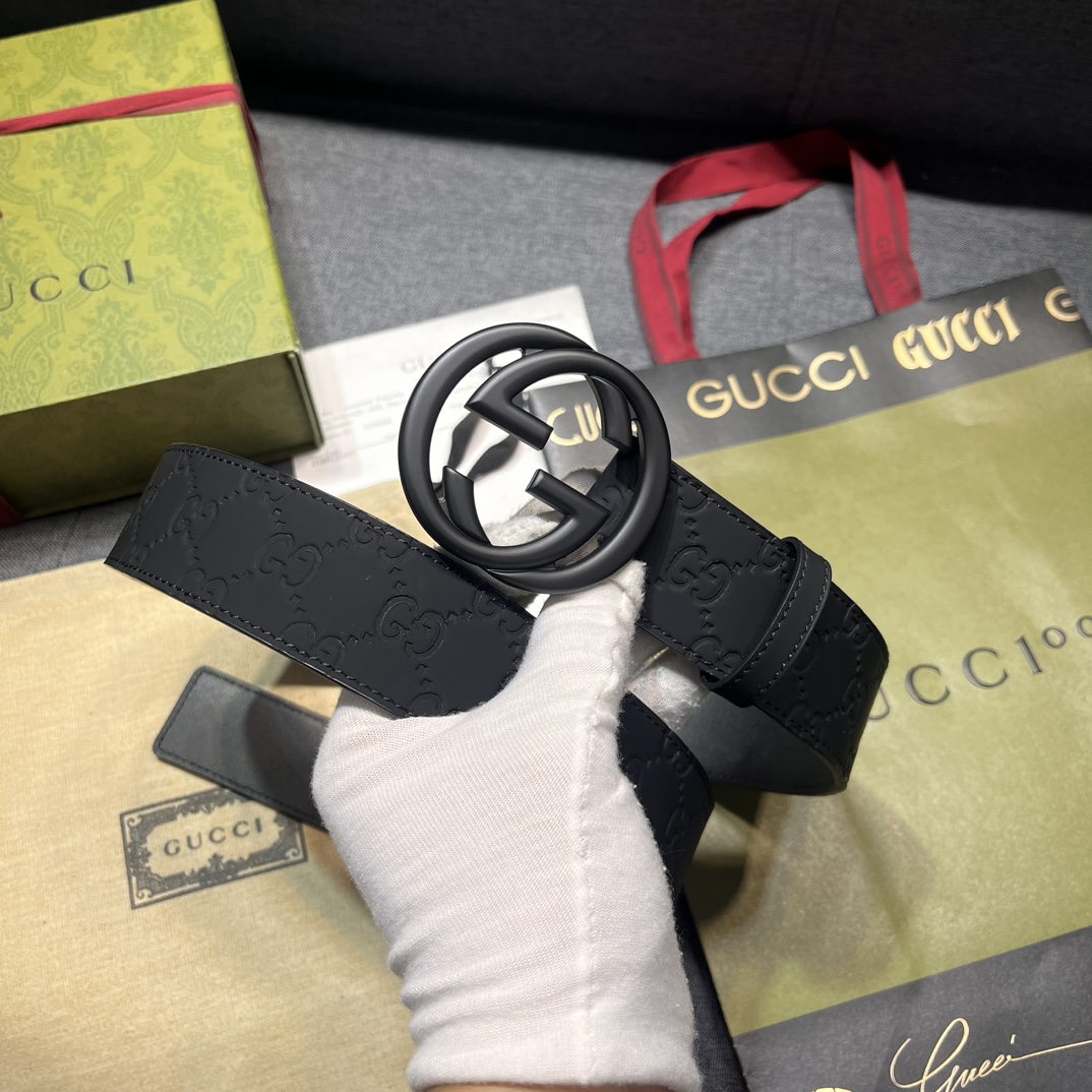  古奇 宽4.0cm 新款 各式百搭单品继续为Gucci 2024早春系列添姿加彩。这款黑色腰带以GG橡