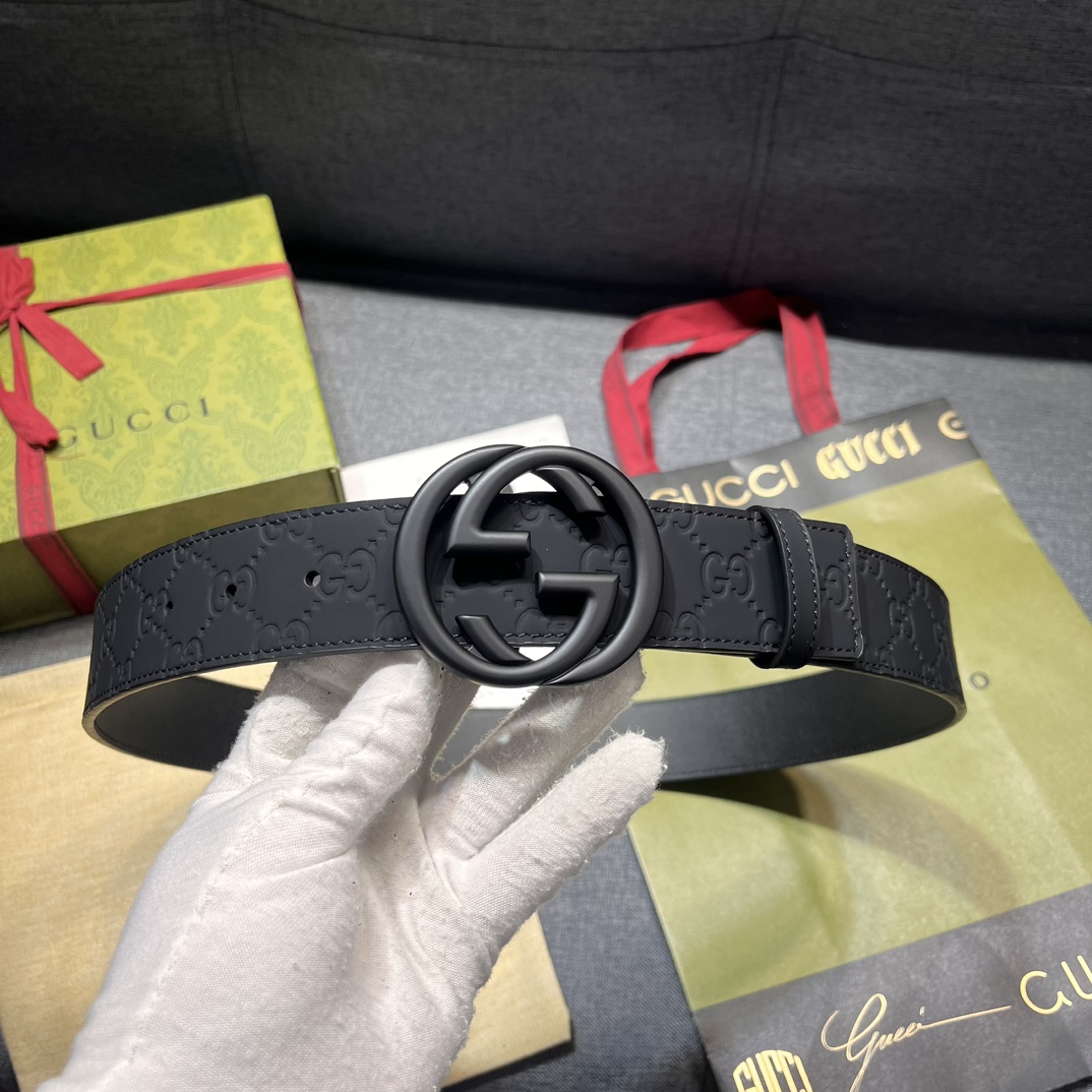  古奇 宽4.0cm 新款 各式百搭单品继续为Gucci 2024早春系列添姿加彩。这款黑色腰带以GG橡