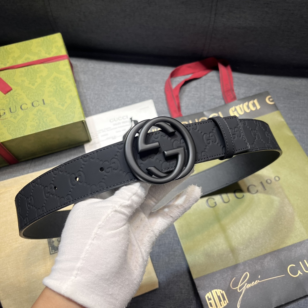  古奇 宽4.0cm 新款 各式百搭单品继续为Gucci 2024早春系列添姿加彩。这款黑色腰带以GG橡