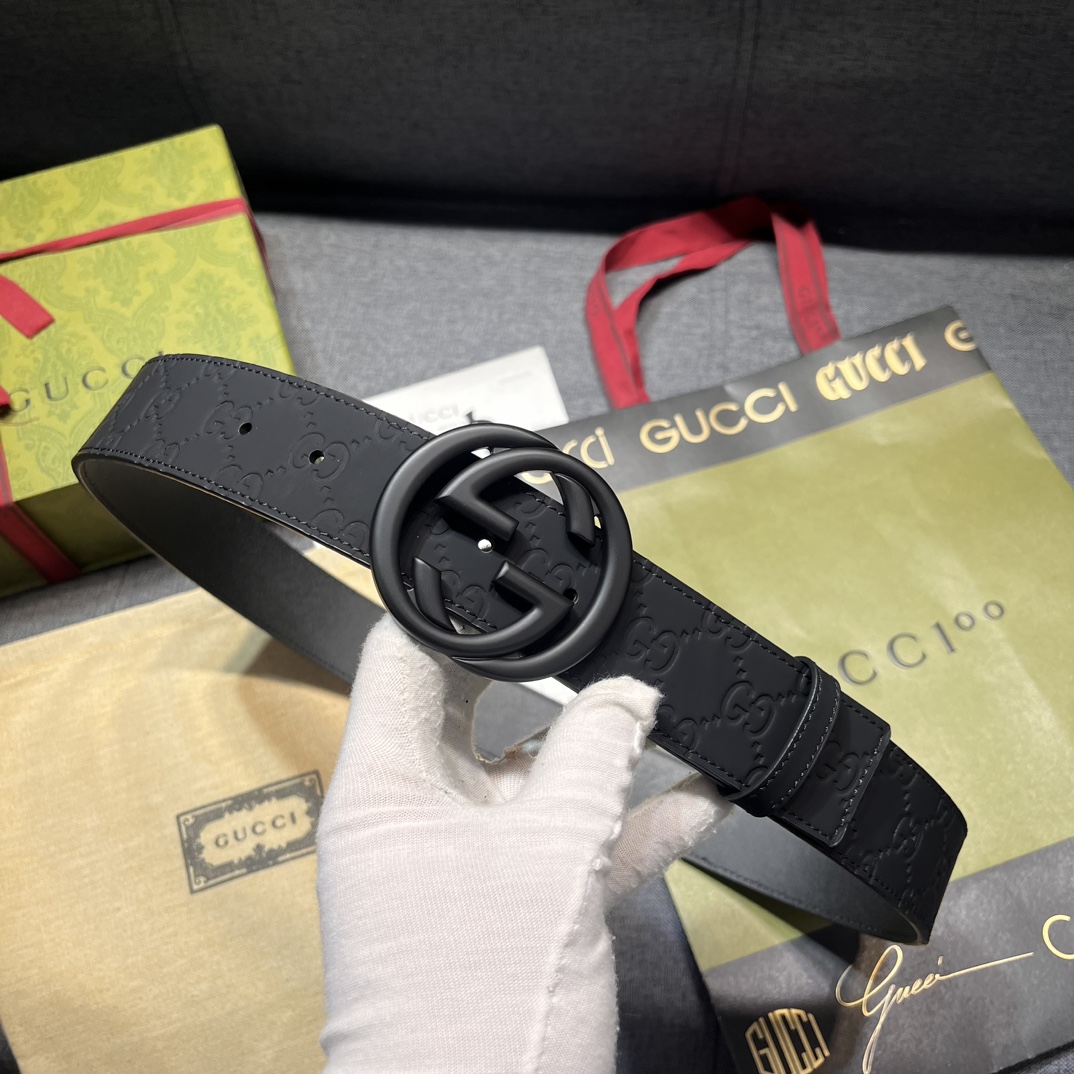  古奇 宽4.0cm 新款 各式百搭单品继续为Gucci 2024早春系列添姿加彩。这款黑色腰带以GG橡