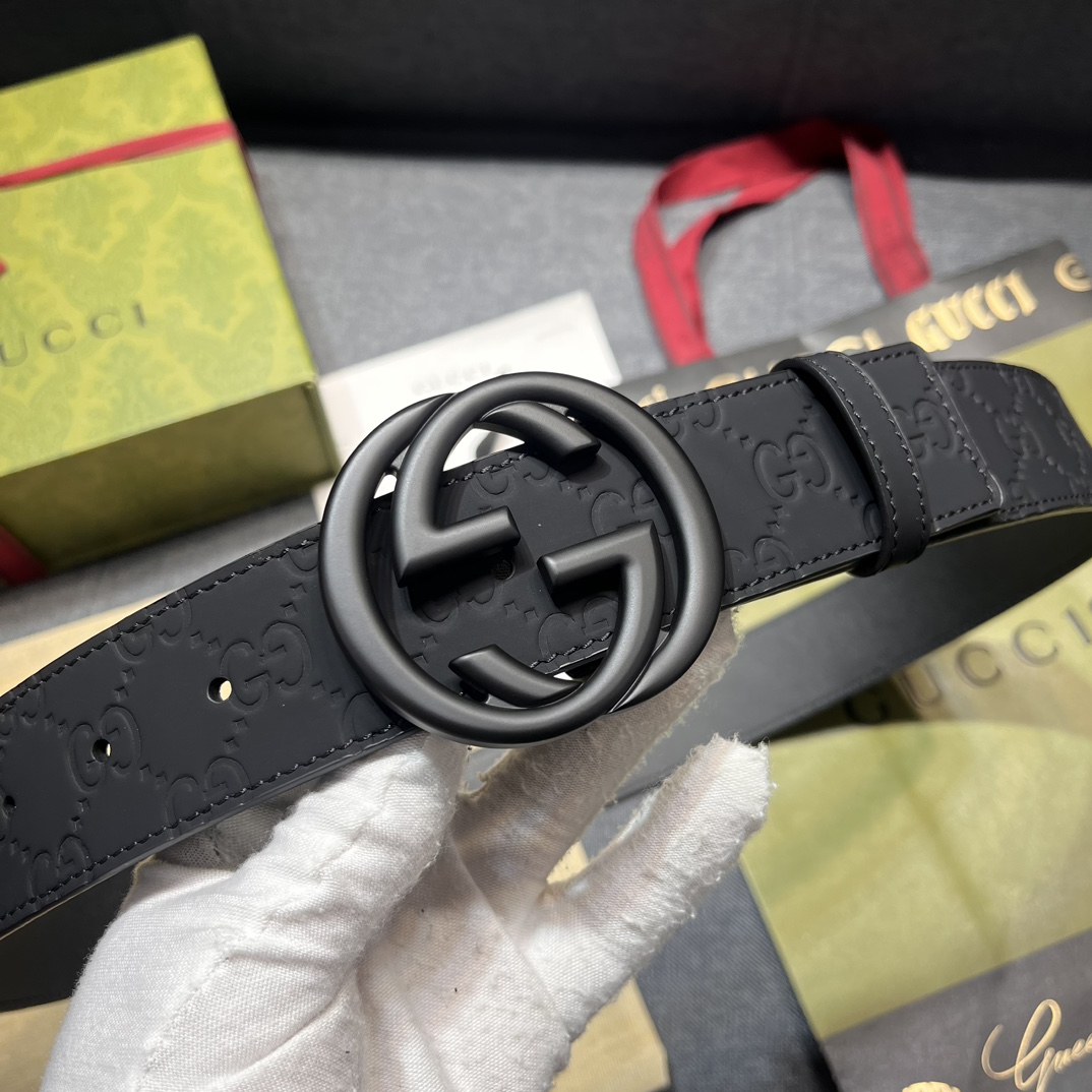  古奇 宽4.0cm 新款 各式百搭单品继续为Gucci 2024早春系列添姿加彩。这款黑色腰带以GG橡