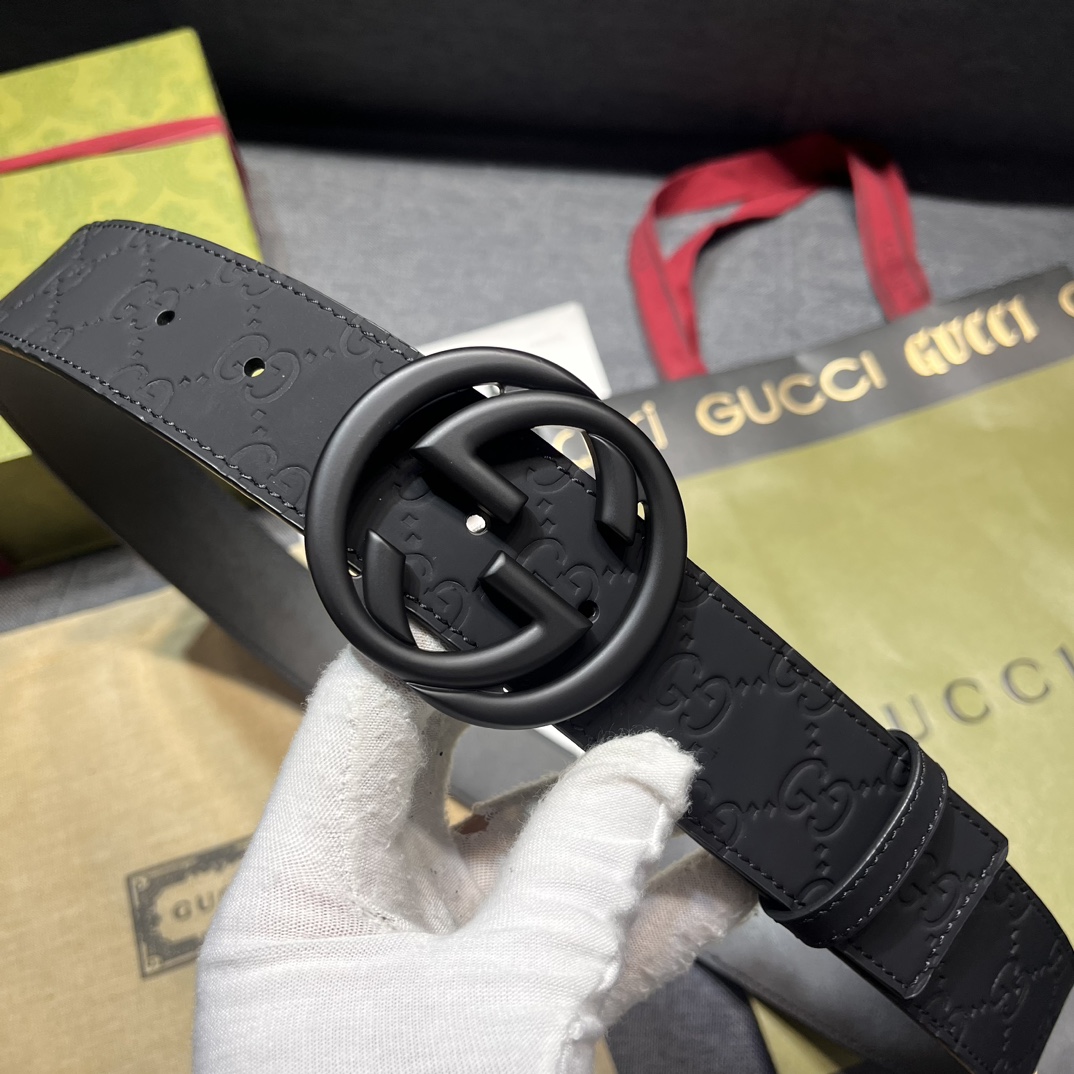  古奇 宽4.0cm 新款 各式百搭单品继续为Gucci 2024早春系列添姿加彩。这款黑色腰带以GG橡
