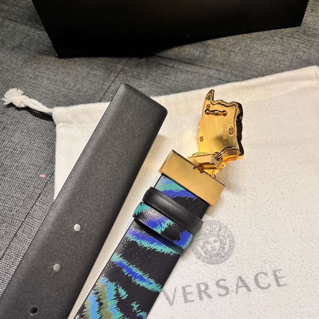  范思哲versace，宽4.0㎝ 此款双面皮带有两种佩戴方式：一面采用Silver Baroque印花