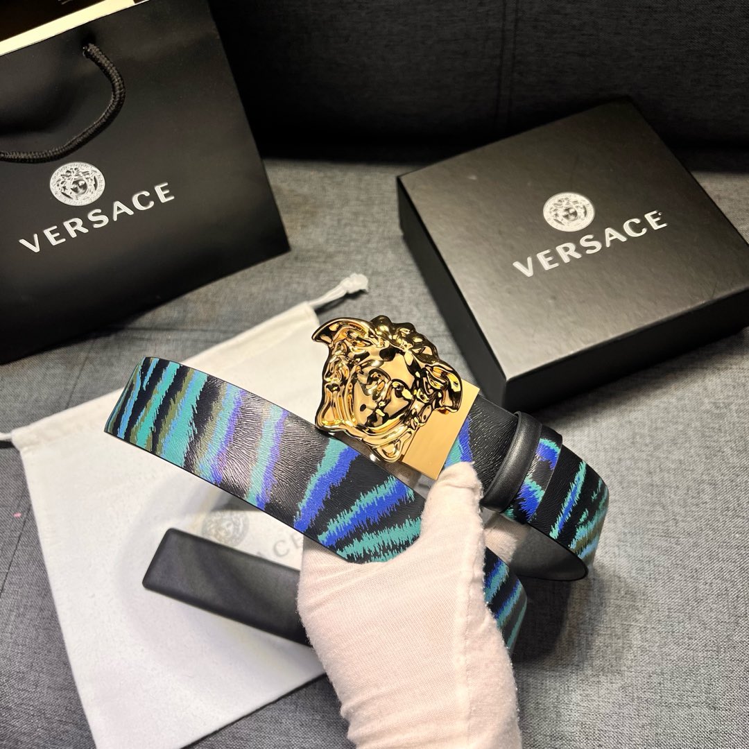  范思哲versace，宽4.0㎝ 此款双面皮带有两种佩戴方式：一面采用Silver Baroque印花