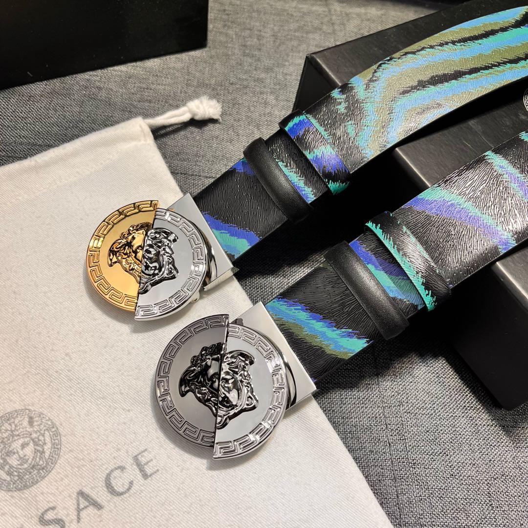  范思哲versace，宽4.0㎝ 此款双面皮带有两种佩戴方式：一面采用Silver Baroque印花