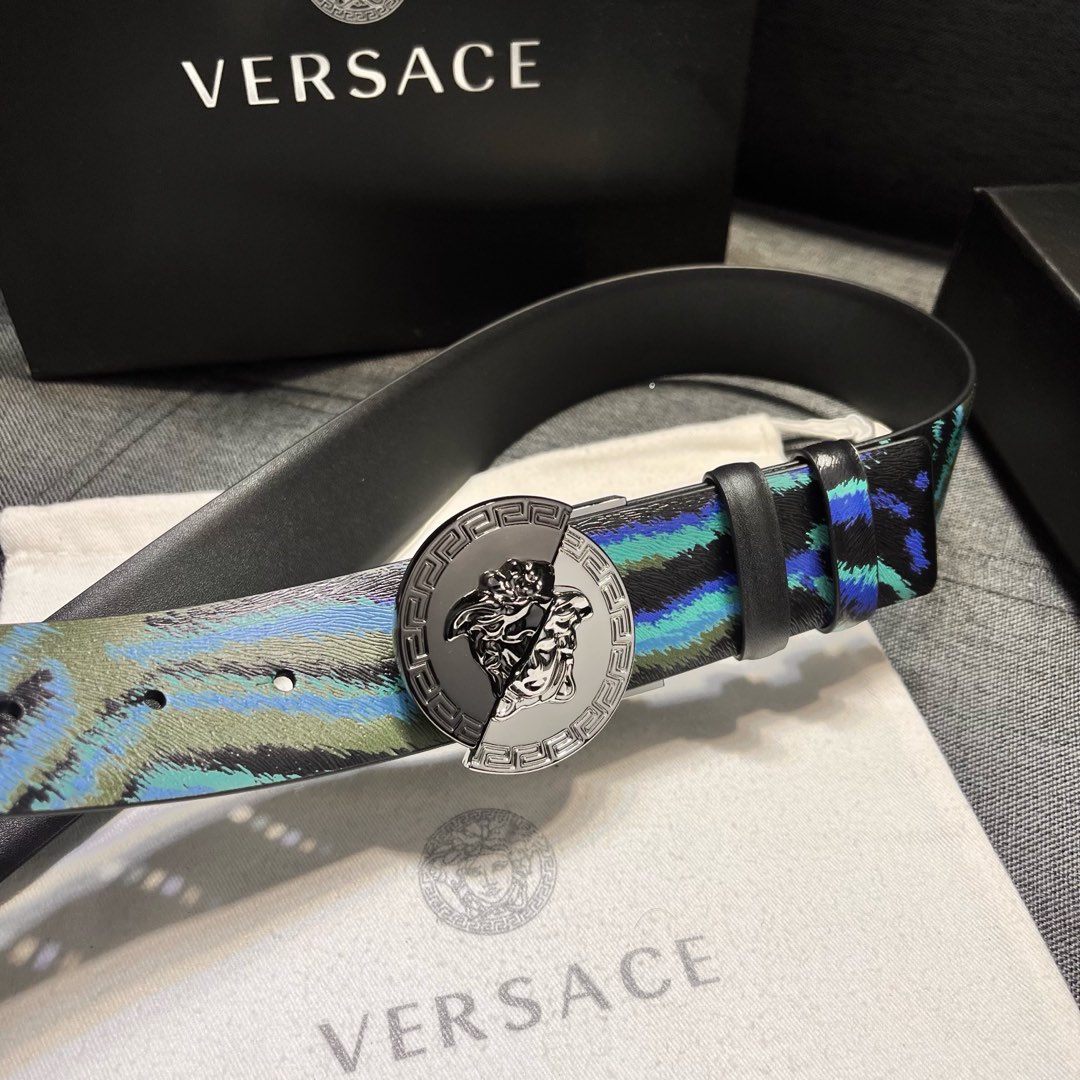  范思哲versace，宽4.0㎝ 此款双面皮带有两种佩戴方式：一面采用Silver Baroque印花