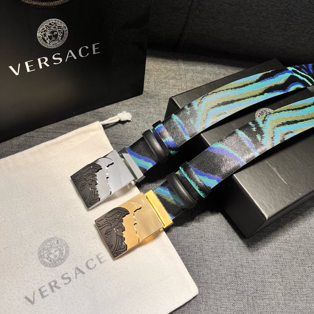   范思哲versace，宽4.0㎝ 此款双面皮带有两种佩戴方式：一面采用Silver Baroque印