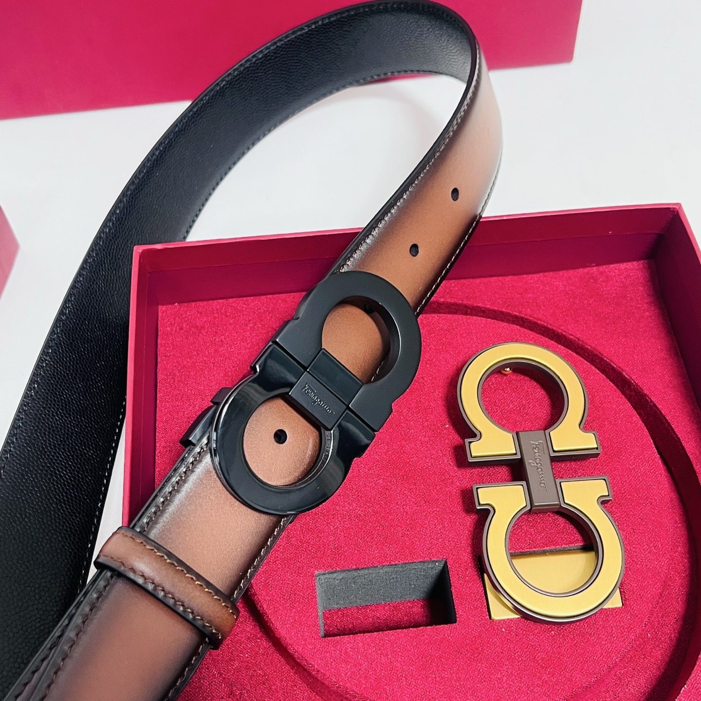 Ferragamo · 一带双扣 此款采用進口皮制作·專櫃原單品質·搭配原版Gancio五金·3.5cm规格·可调式皮带