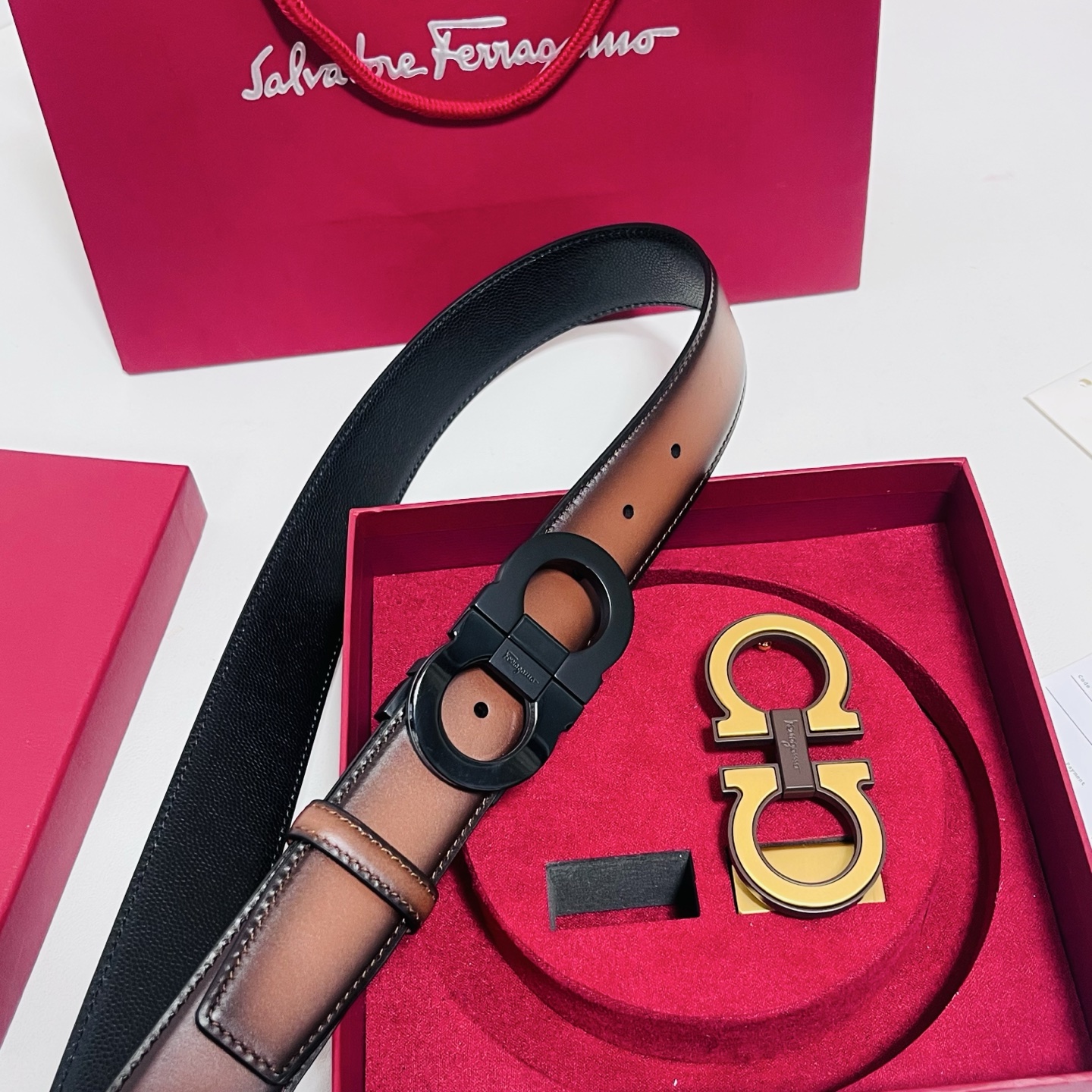 Ferragamo · 一带双扣 此款采用進口皮制作·專櫃原單品質·搭配原版Gancio五金·3.5cm规格·可调式皮带