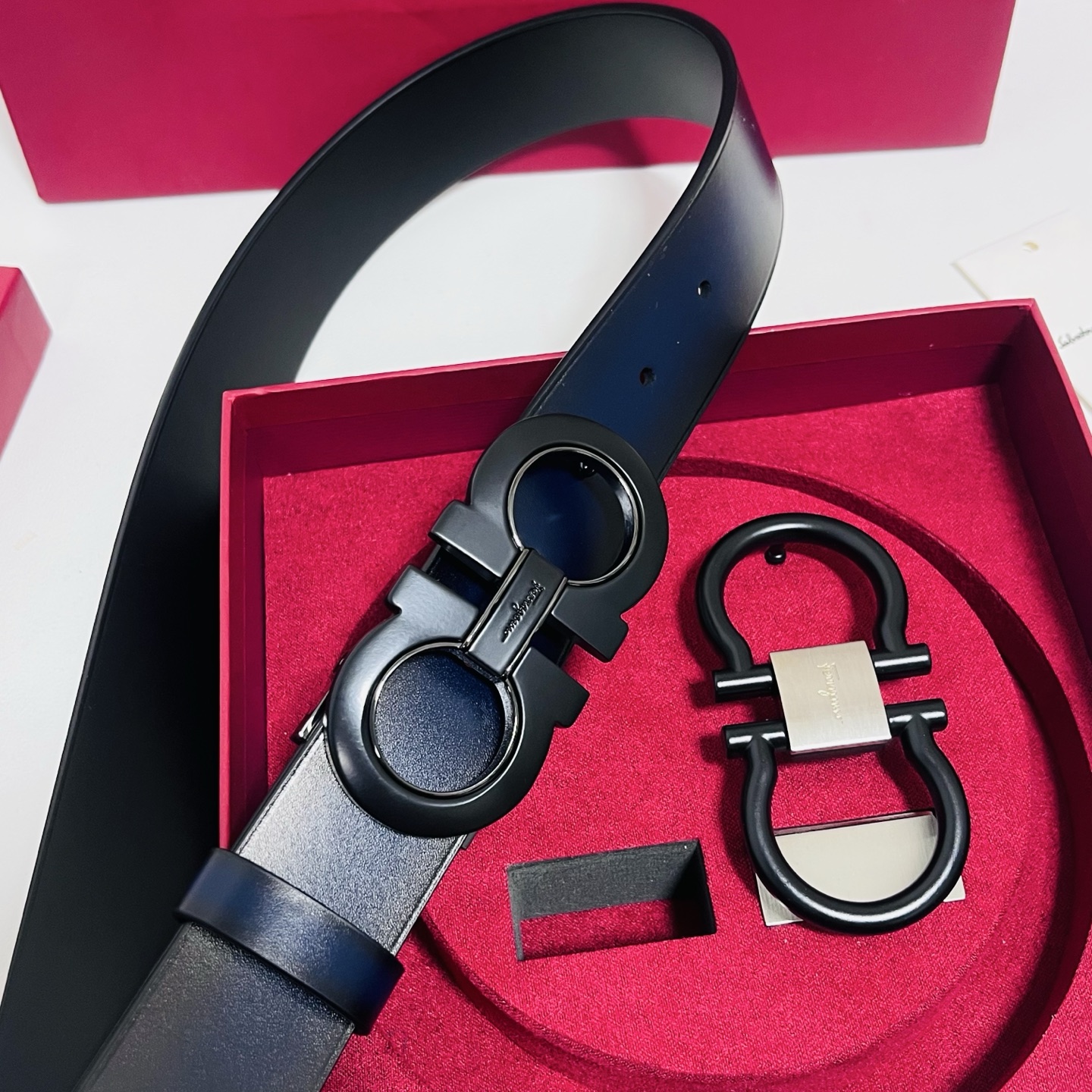 Ferragamo · 一带双扣 此款采用進口皮制作·專櫃原單品質·搭配原版Gancio五金·3.5cm规格·可调式皮带