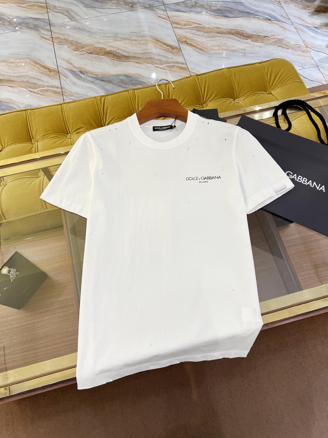 NO:139763,2025SSDG latest T-shirt Perfect letter logo Print logo Hand-made cut and tearing process High-quality pure cotton fabric Size: 44-54,,Dolce&Gabbana,tees,t-shirt,alexander wang198609092025SSDG最新款T恤 完美字母标识印花logo 手工剪破工艺 优质纯棉面料 Size:44-54,,Dolce&Gabbana,tees，t-shirt,alexander wang,Men's clothing