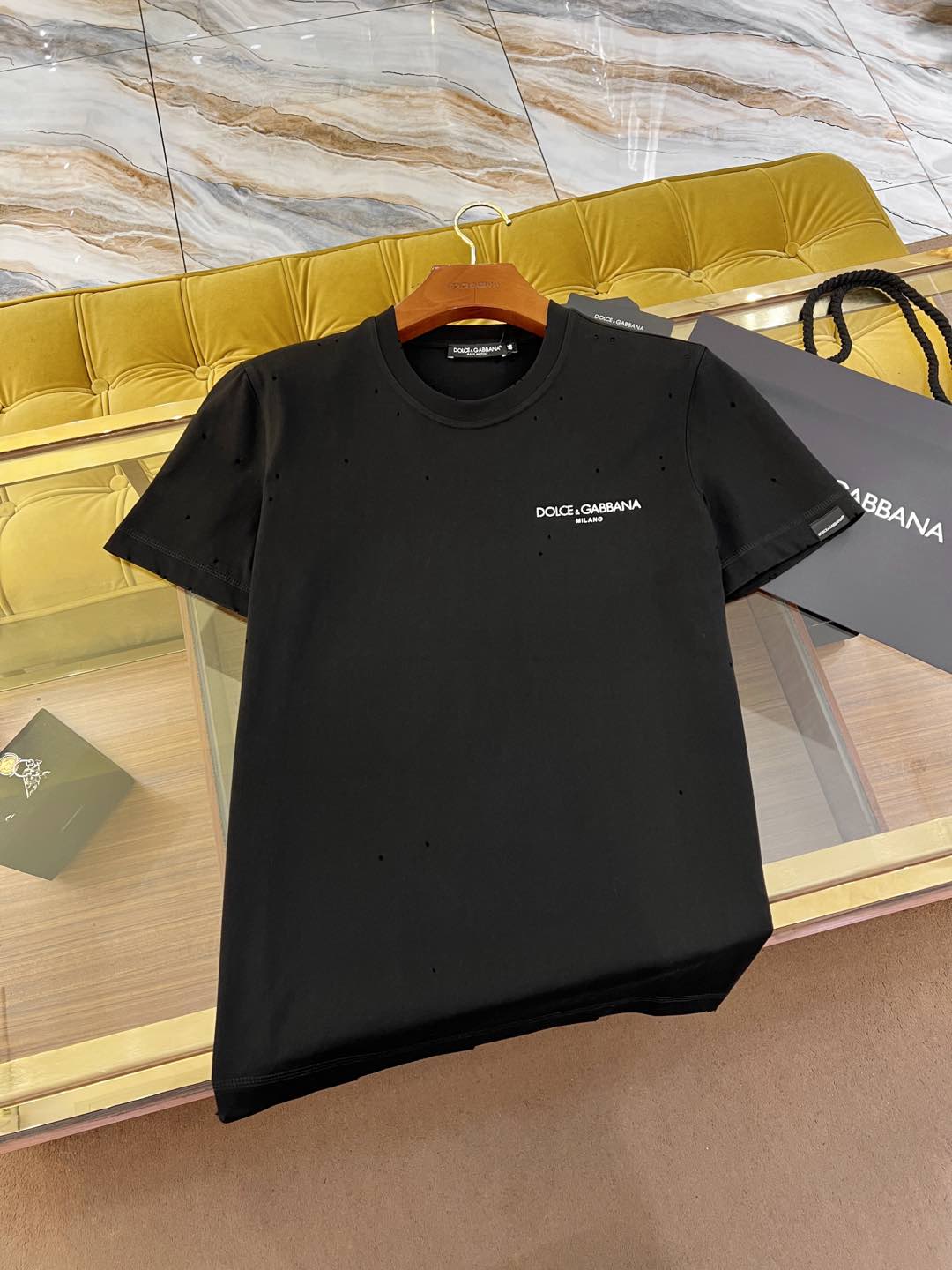 NO:139757,2025SSDG latest T-shirt Perfect letter logo Print logo Hand-made cut and shaving process High-quality pure cotton fabric Size: 44-54,,Dolce&Gabbana,tees,t-shirt,alexander wang198609092025SSDG最新款T恤 完美字母标识印花logo 手工剪破洗水工艺 优质纯棉面料 Size:44-54,,Dolce&Gabbana,tees，t-shirt,alexander wang,Men's clothing