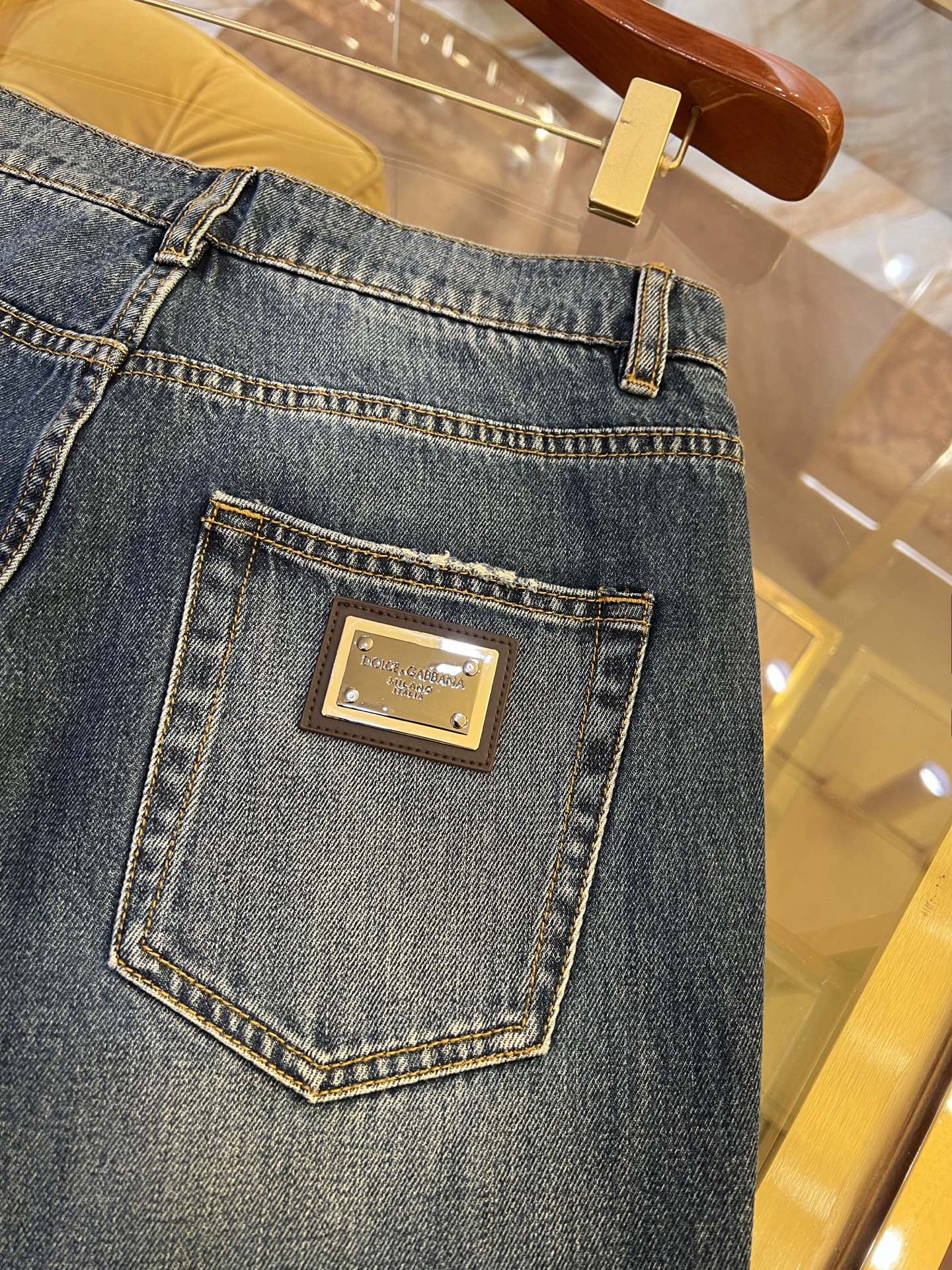   2025SS🔥DG最新款牛仔裤 经典蓝猫须洗水 CLASSIC小直筒裤型 高档铁牌拉链定制 完美细节