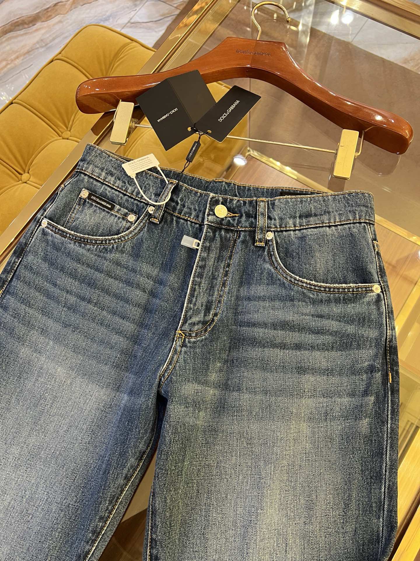   2025SS🔥DG最新款牛仔裤 经典蓝猫须洗水 CLASSIC小直筒裤型 高档铁牌拉链定制 完美细节