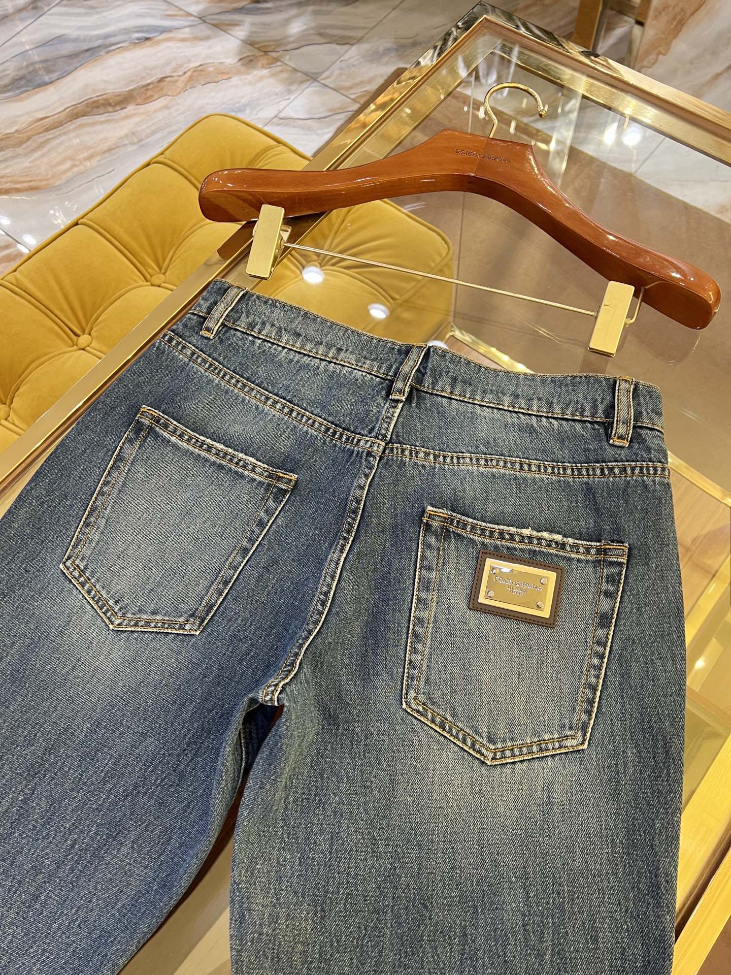   2025SS🔥DG最新款牛仔裤 经典蓝猫须洗水 CLASSIC小直筒裤型 高档铁牌拉链定制 完美细节