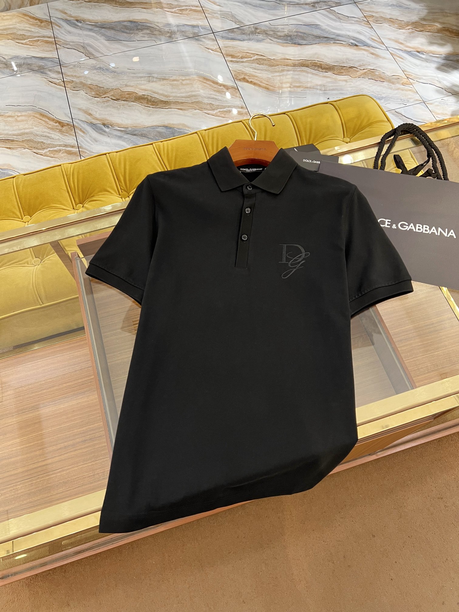 NO:139732,2025SSDG latest Polo perfect thread embroidered DG logo ribbed door barrel design pearl-ground cotton fabric all details Size: 44-52, Dolce&Gabbana, alexander wang198609092025SSDG最新款Polo 完美线绣DG标识 罗纹门筒设计 珠地纯棉面料 细节全部对版 Size:44-52,,Dolce&Gabbana,alexander wang,Men's clothing