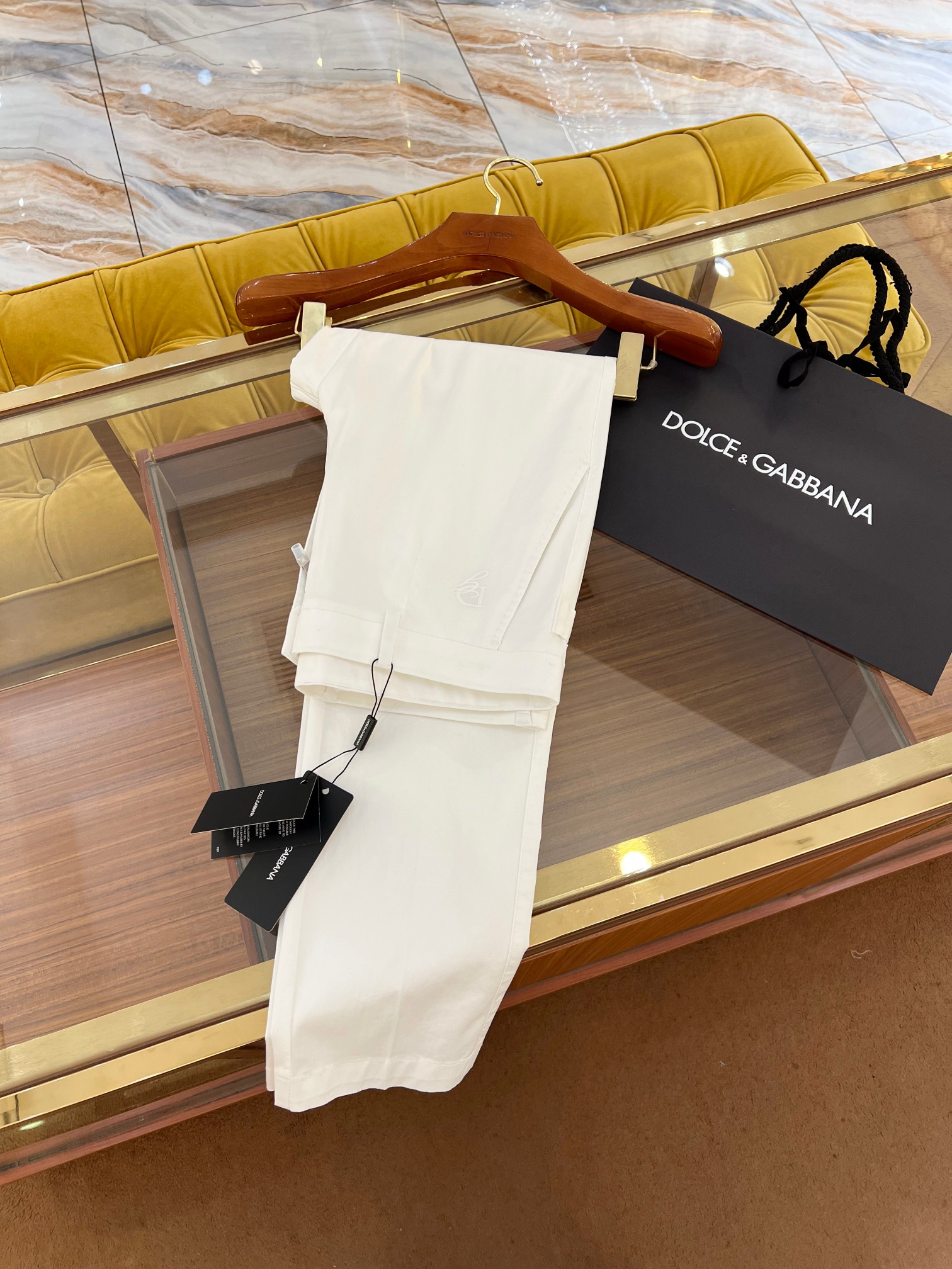 NO:139727,2025SSDG latest casual pants, classic Italian buckle design, perfect logo embroidery logo, high-quality cotton stretch fabric, slim-fitting pants, white Size: 44-52,,Dolce&Gabbana,alexander wang198609092025SSDG最新款休闲裤 经典意式扣设计 完美标识刺绣logo 优质棉质弹力面料 修身小脚裤型 白色 Size:44-52,,Dolce&Gabbana,alexander wang,Men's clothing
