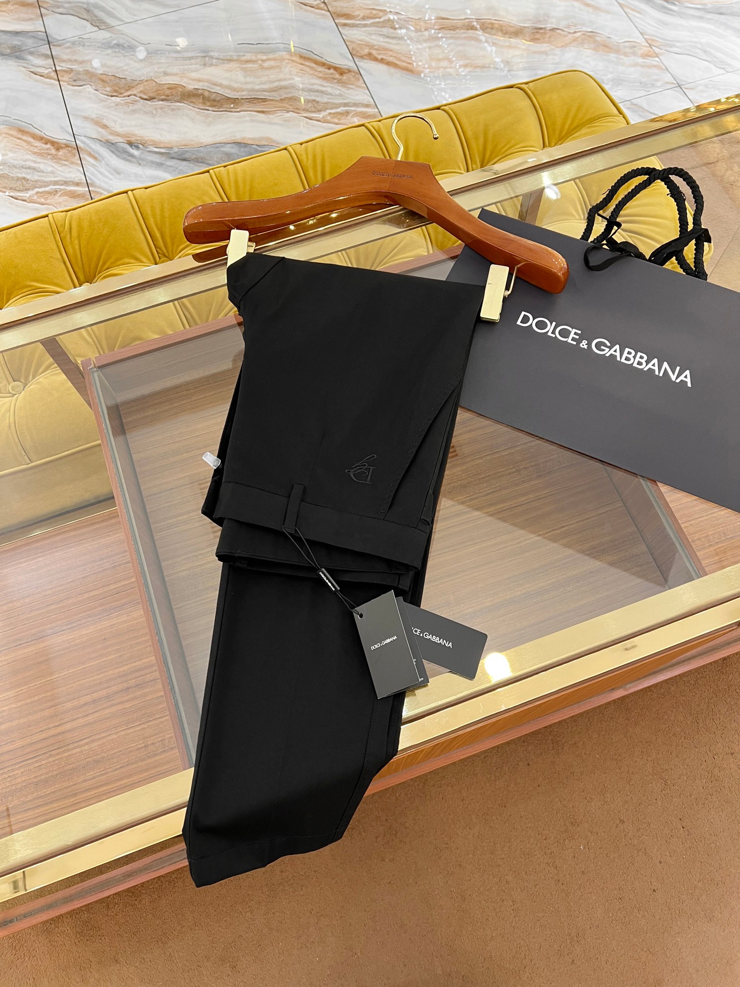 NO:139728,2025SSDG latest casual pants, classic Italian buckle design, perfect logo embroidery logo, natural shell buckle, high-quality cotton stretch fabric, slim-fitting pants, black Size: 44-52,,Dolce&Gabbana,alexander wang198609092025SSDG最新款休闲裤 经典意式扣设计 完美标识刺绣logo 天然贝壳扣 优质棉质弹力面料 修身小脚裤型 黑色 Size:44-52,,Dolce&Gabbana,alexander wang,Men's clothing