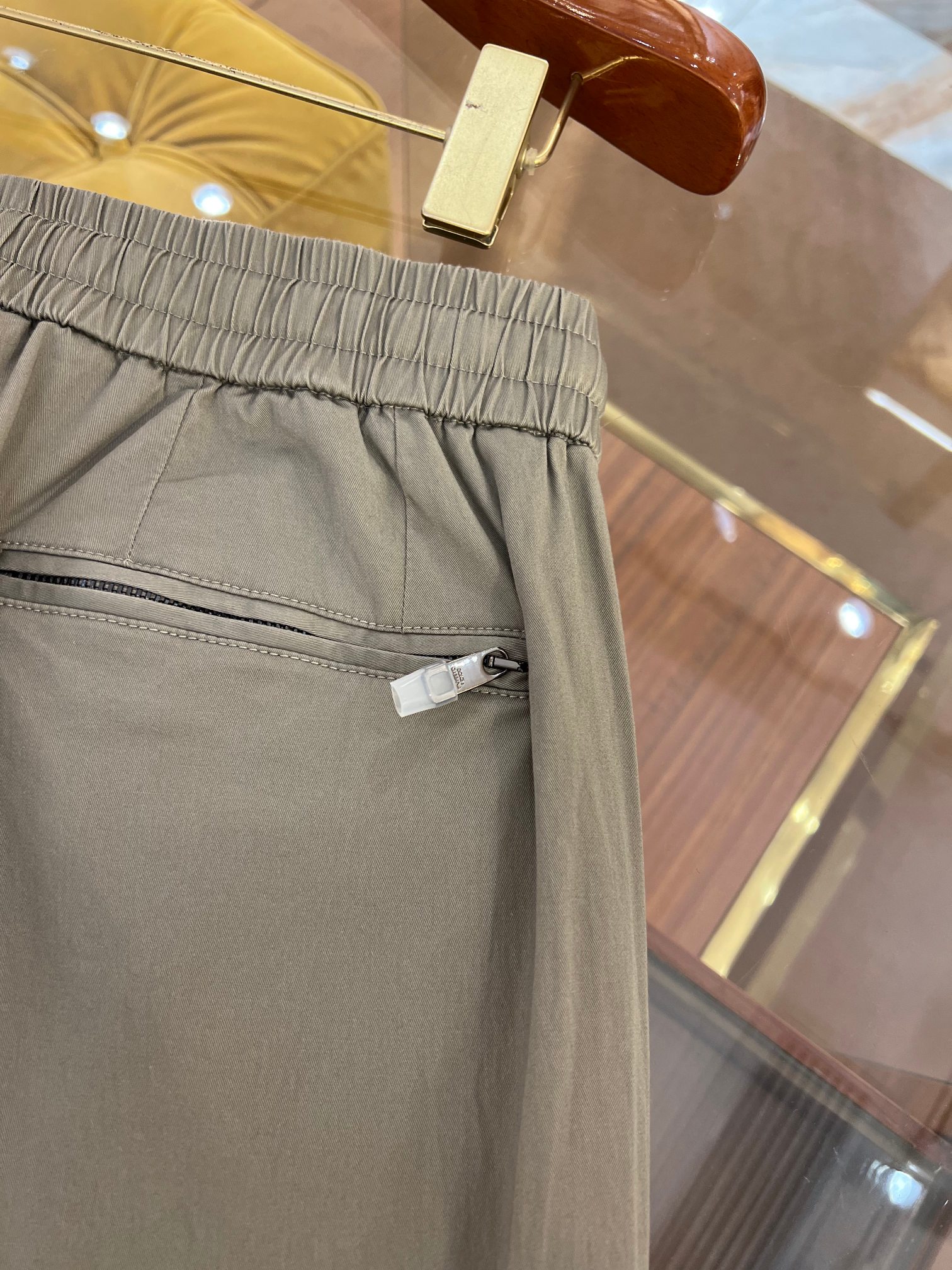 “Exclusive Leisure Pants with Iron Logo and Tailored Fit for Men – P728, 2025 SS” - 图片 7