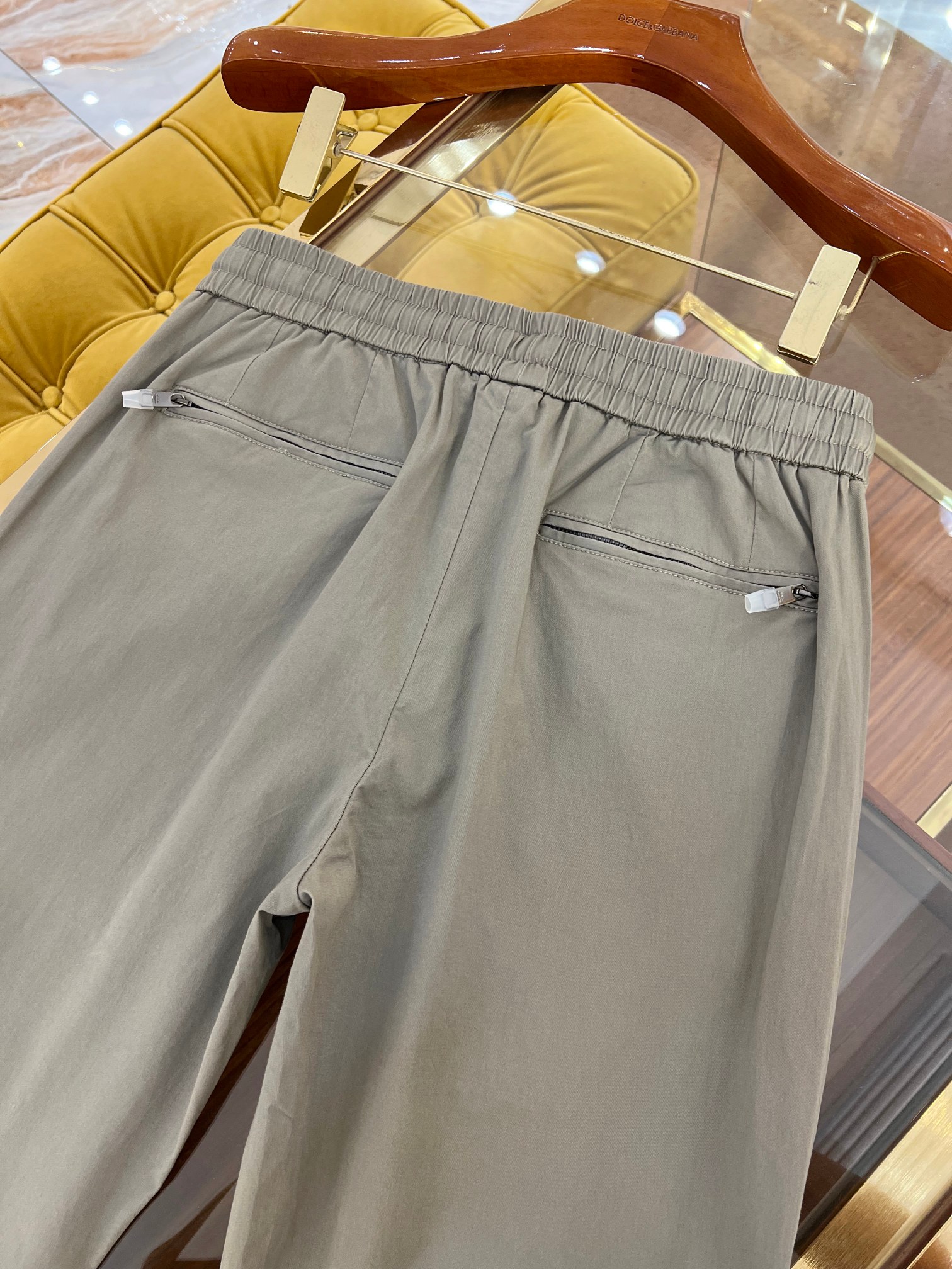 “Exclusive Leisure Pants with Iron Logo and Tailored Fit for Men – P728, 2025 SS” - 图片 6