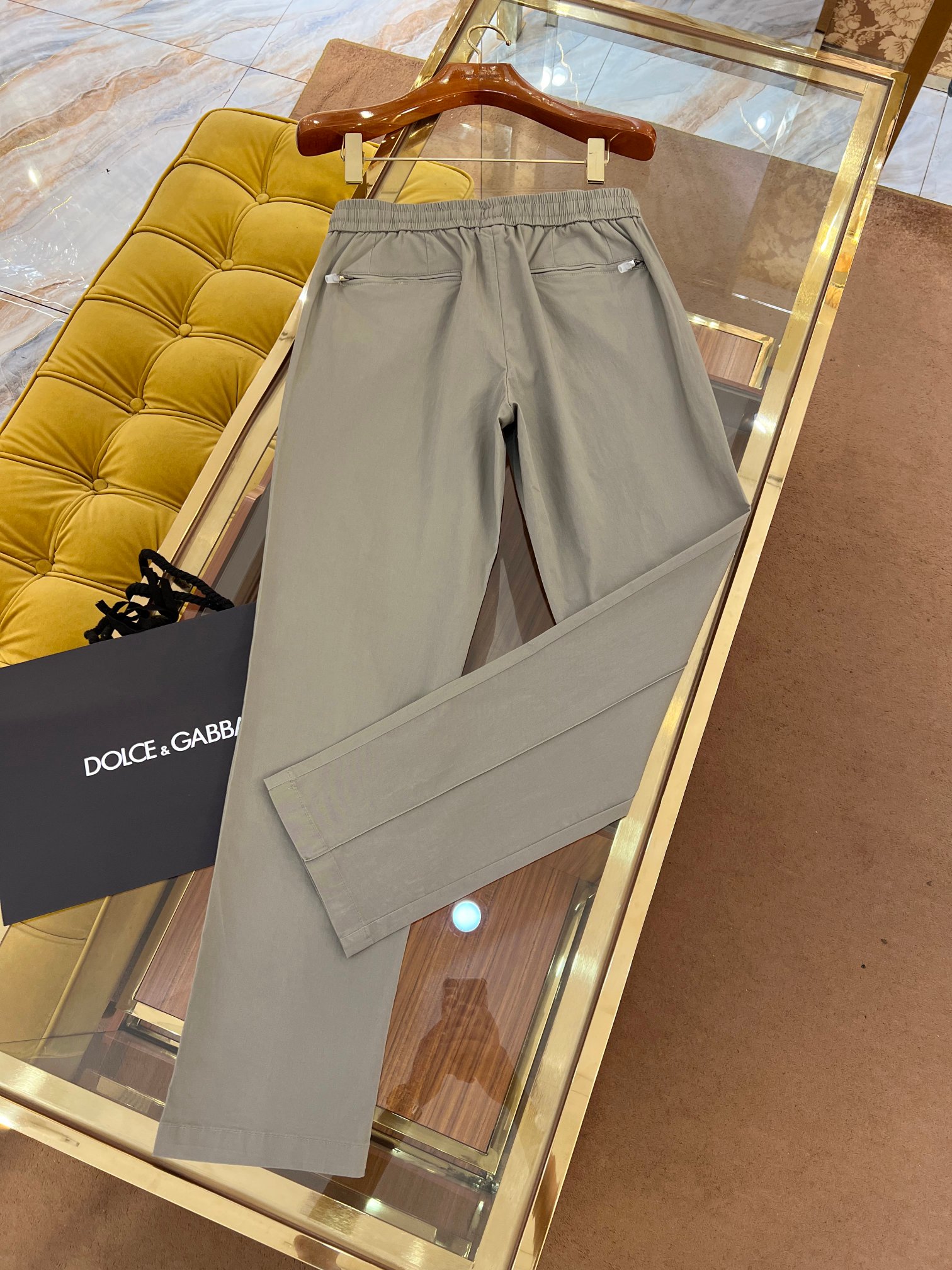 “Exclusive Leisure Pants with Iron Logo and Tailored Fit for Men – P728, 2025 SS” - 图片 3