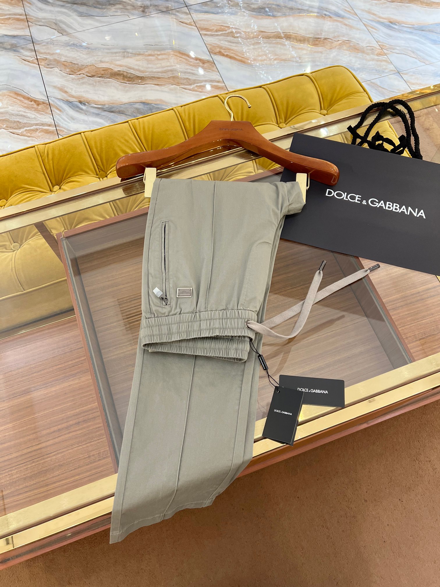 “Exclusive Leisure Pants with Iron Logo and Tailored Fit for Men – P728, 2025 SS” - 图片 1