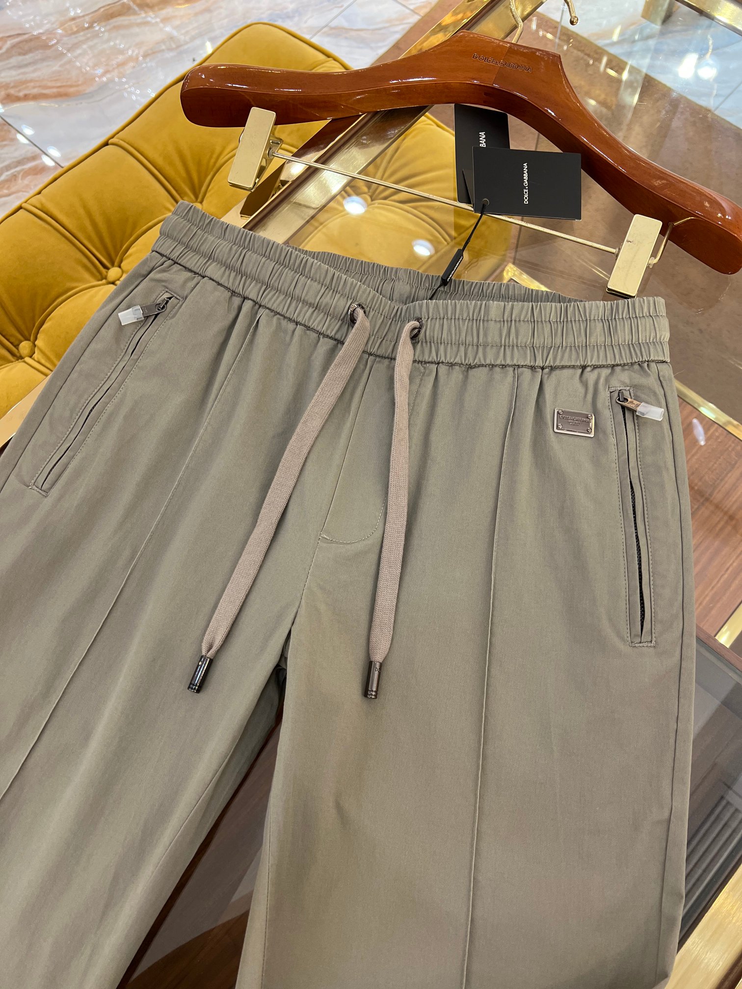 “Exclusive Leisure Pants with Iron Logo and Tailored Fit for Men – P728, 2025 SS” - 图片 4