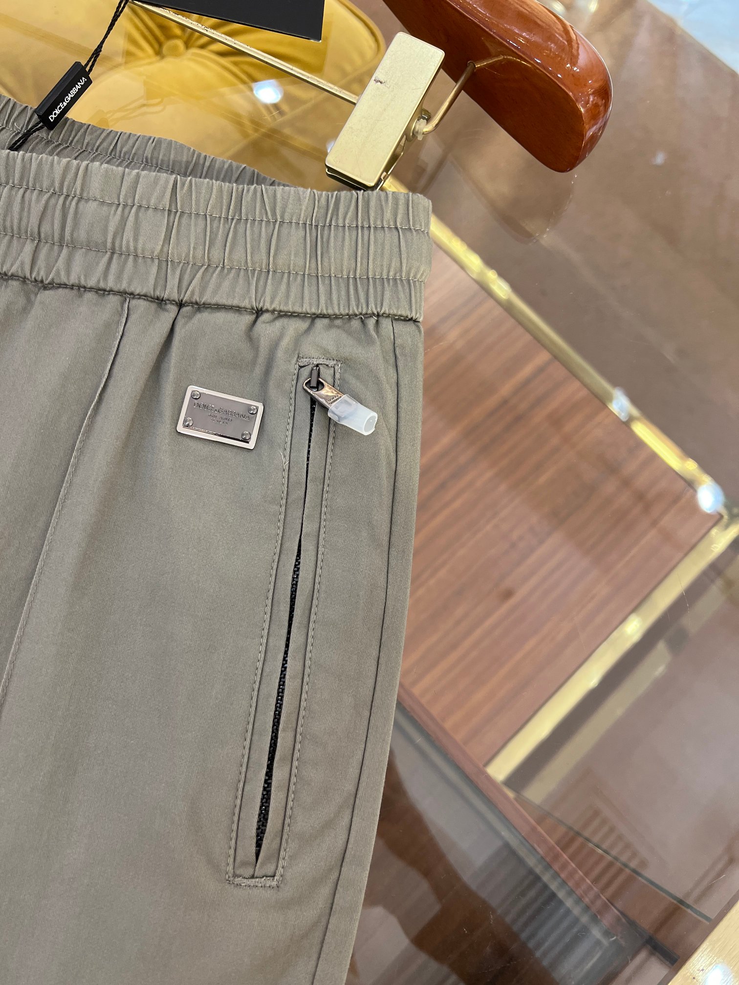 “Exclusive Leisure Pants with Iron Logo and Tailored Fit for Men – P728, 2025 SS” - 图片 5