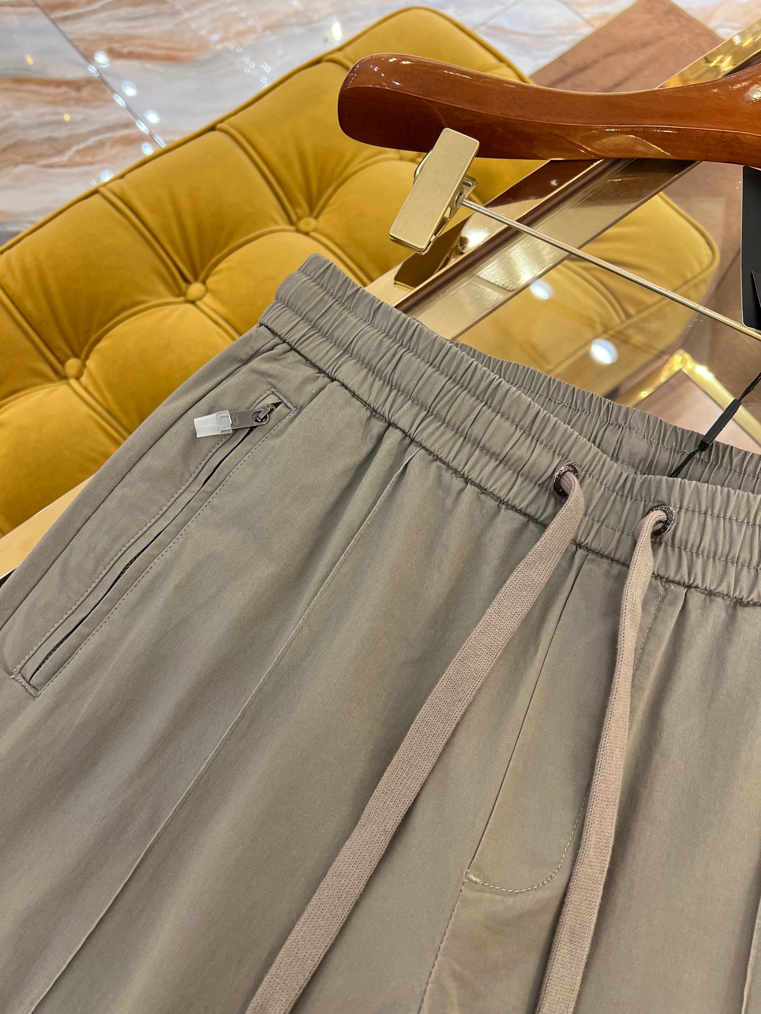 “Exclusive Leisure Pants with Iron Logo and Tailored Fit for Men – P728, 2025 SS” - 图片 8