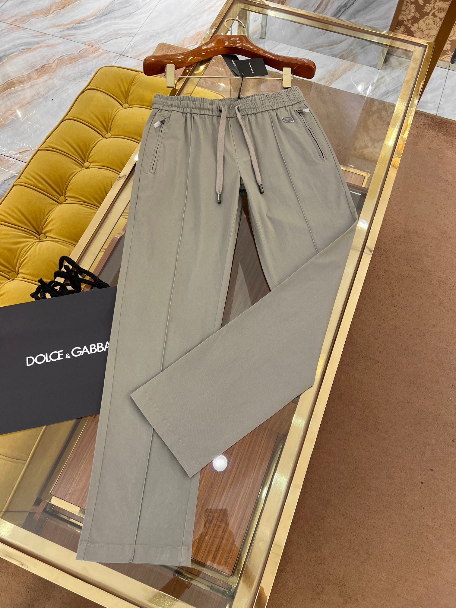 “Exclusive Leisure Pants with Iron Logo and Tailored Fit for Men – P728, 2025 SS” - 图片 2