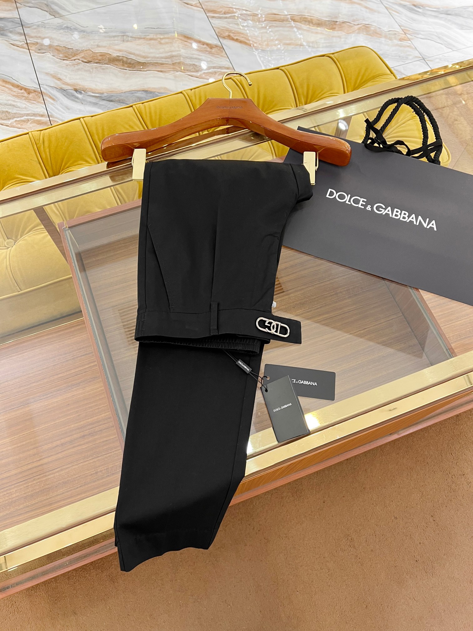 NO:139724,2025SSDG new casual pants, exclusive DG hardware mold customization, cotton elastic fabric, slim-fitting pants, versatile and comfortable Size: 44-52,,Dolce&Gabbana,alexander wang198609092025SSDG新款休闲裤 独家DG五金开模定制 棉质弹力面料 修身小脚裤型 百搭舒适 Size:44-52,,Dolce&Gabbana,alexander wang,Men's clothing