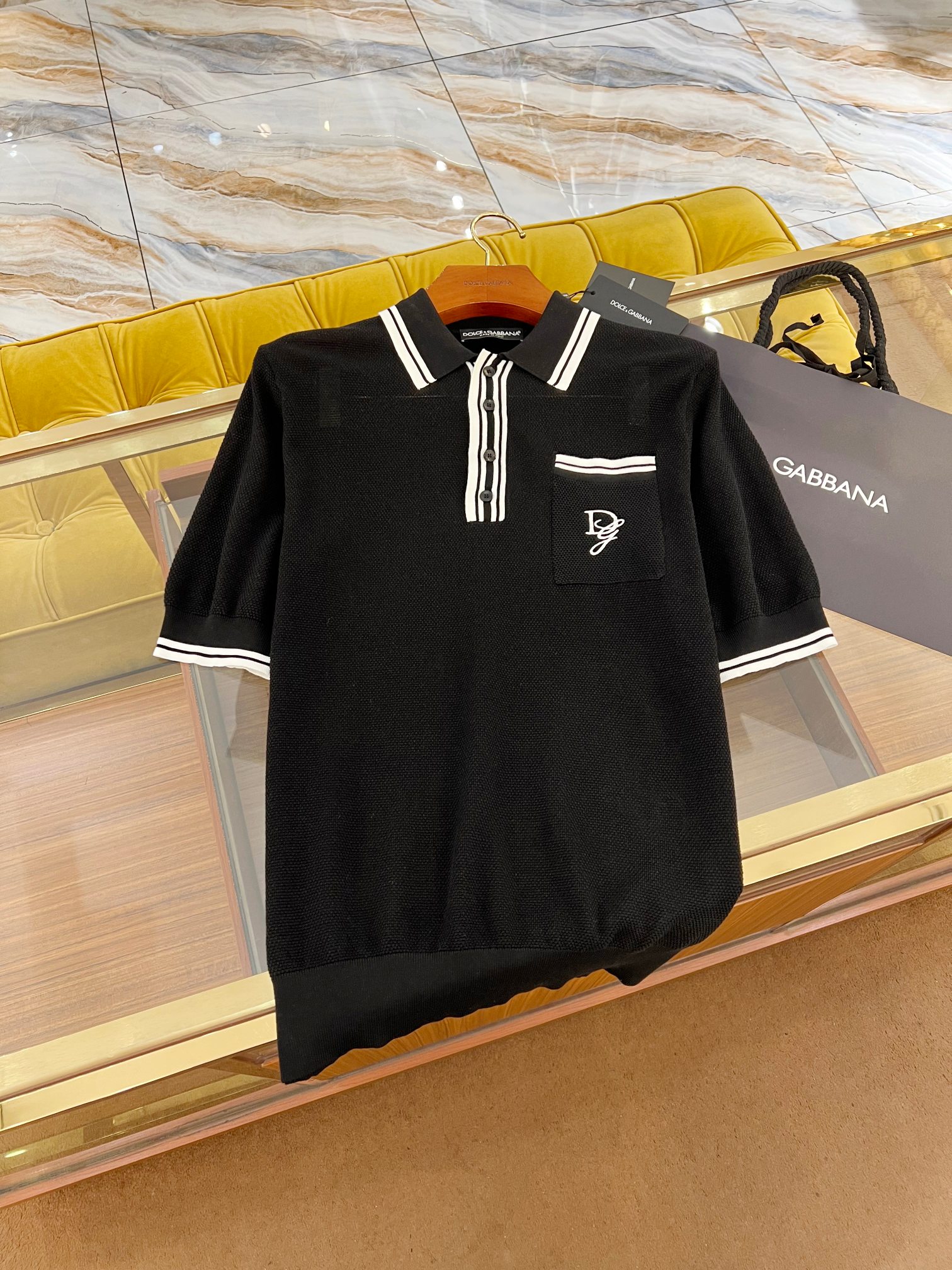  2025SS🔥DG最新款针织Polo 完美黑白撞色设计 DG标识口袋刺绣logo 高质量男性必入 上身