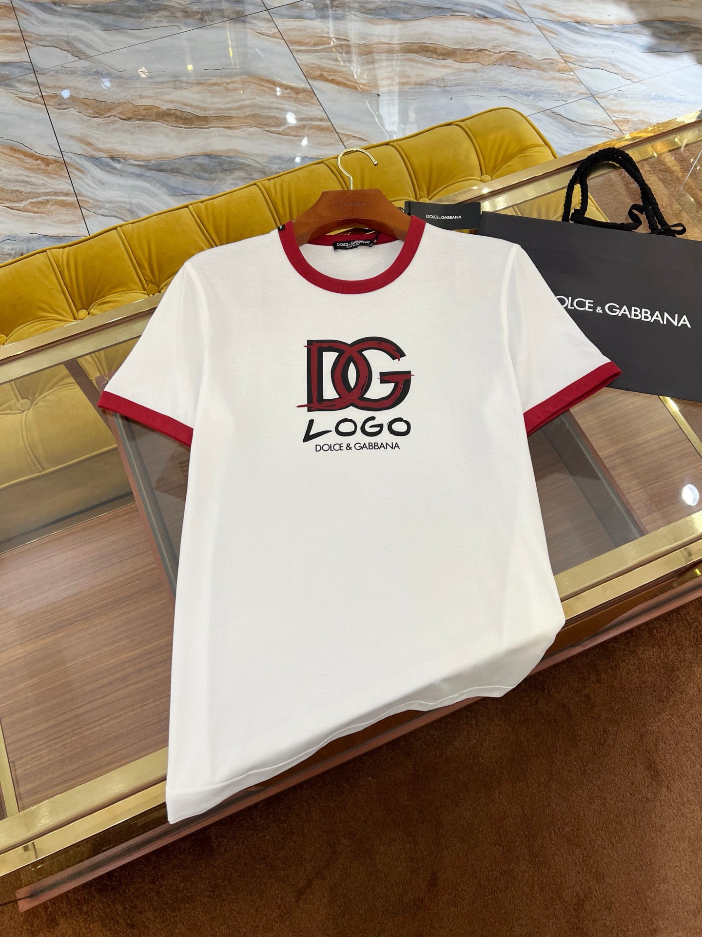   2025SS🔥DG最新T恤 完美红色标识logo 撞色罗纹设计 优质纯棉面料 男女同款 单色 Siz